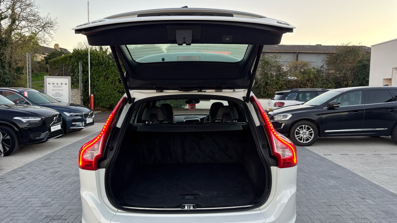 Volvo Xc60 D5 [220] R DESIGN Lux Nav 5dr AWD Geartronic Diesel Estate